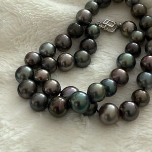 Fabulous South Sea rainbow/black pearl necklace 18in and 64 gm weight.